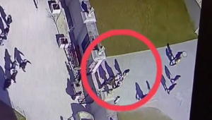 Vreckári si vyhliadli turistku na Bratislavskom hrade, policajti ich prichytili pri čine