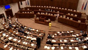 Poslancom začínajú prázdniny. Stobodový program priniesol aj rekordérov