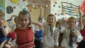 Pozrite si ako deti z Veličnej vítali kráľovnú Alžbetu II