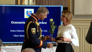 Reportérka TV JOJ si od hasičov prebrala ocenenie za svoju prácu