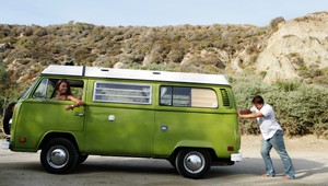 Porovnanie so susedmi. Na plnú nádrž zarábame najdlhšie