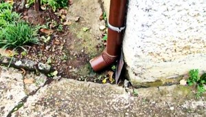 Po Slovensku chodí partia falošných majstrov, montujú odkvapy za tisíce eur