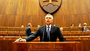 Nebudem visieť na šnúrkach gatí Figeľa, vyhlásil Fico