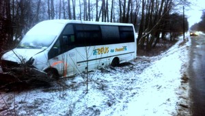 Autobus sa na Záhorí zrazil s autom, 20 zranených