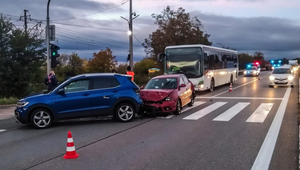 Na Pereši sa zrazil autobus a dve osobné autá. Na mieste hlásia zranených