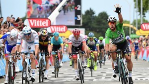 Nečakané prerušenie Tour de France. Cyklisti si vymývajú slzný plyn z očí