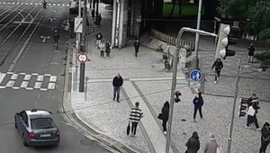 Podgurážený a zdrogovaný zlodej brázdil pražské ulice v ukradnutom aute