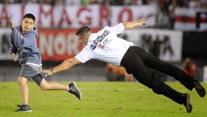 VIDEO. Pobavte sa! Chlapčisko si behalo po ihrisku, nemohli ho chytiť!