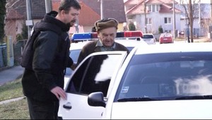 Agresívny dôchodca (82) vyšiel na ulicu a začal strieľať...