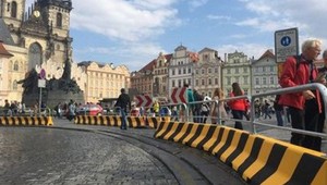 Betónové bariéry proti teroristom pribudli aj na Staromestskom námestí