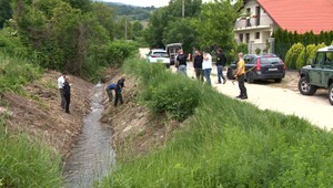 Prípad ľudských kostí vyplavených z potoka v Modre. Polícia stále nepozná totožnosť muža
