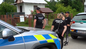 Súd vzal do väzby ľudí, ktorí zaútočili na nevinný pár v dome. Nasmerovala ich tam veštica