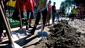 Po povodniach. Odstraňujú 20 centimetrové nánosy bahna!