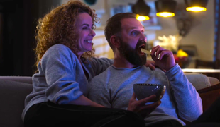 Dámy, pozerávate so svojím partnerom televízor? V TEJTO situácii sa zaručene spoznáte!