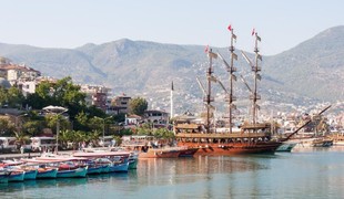 Hor sa na palubu: Pirátska loď ukrýva nejeden poklad pre dobrodruhov!