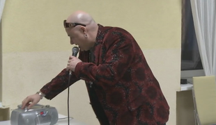 King Ajvn opäť v šoubiznise: Kariéru reštartuje v domove dôchodcov!