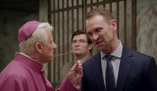 Útok na satiru? Komediálny seriál Ministri dostal mastnú pokutu za vtipy o cirkvi!