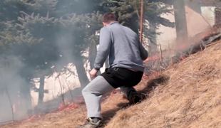 Požiar na Sihle! „Duchaprítomný“ Jožko hasí šíriaci sa oheň dvoma litrami vody