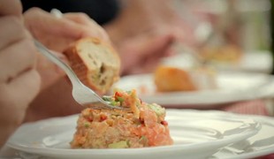 Lososový tatarák a pyré zo zeleru: Prinášame vám nové recepty z Fajnšmekera!