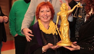 Buršáková dojala kolegov: Darovala im dvojmetrovú tortu!