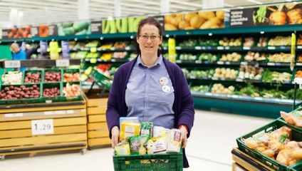 Tesco za 10 rokov znížilo potravinový odpad o 81 %. Ľuďom v núdzi darovalo už viac ako 66 miliónov porcií jedla
