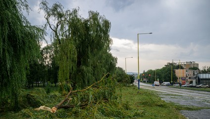 Slovenskom sa prehnali silné búrky. Krúpy ničili autá, v Prešove vyhlásili mimoriadnu situáciu