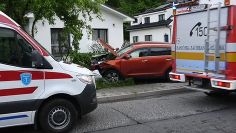 Pri ceste na pohotovosť auto prešlo do protismeru a skončilo v plote, vodič neprežil