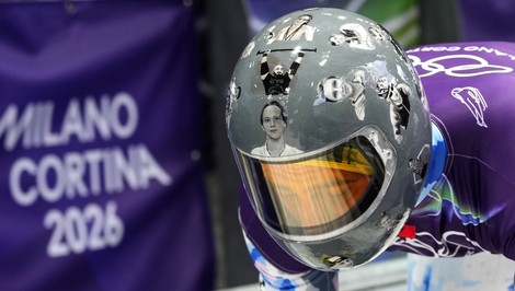 Ukrajinského olympionika diskvalifikovali za helmu s portrétmi obetí vojny. Zelenskyj mu udelil Rád slobody