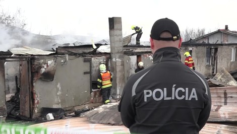Susedia vošli do horiaceho príbytku. Dve deti zachránili, k tretiemu (†3) sa už nevedeli dostať