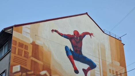 Bratislavský Spider-Man ovládol internet. Všimol si ho aj režisér nového filmu
