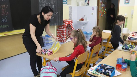 Poslanci schválili vyššie platy pre učiteľov. Hore pôjdu od septembra