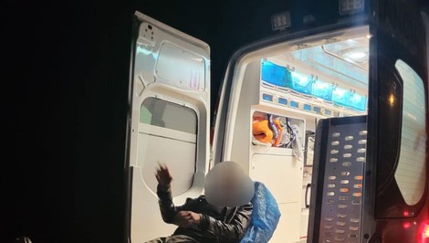 Topiaceho muža zachraňovali policajti. Z rybníka kričal o pomoc