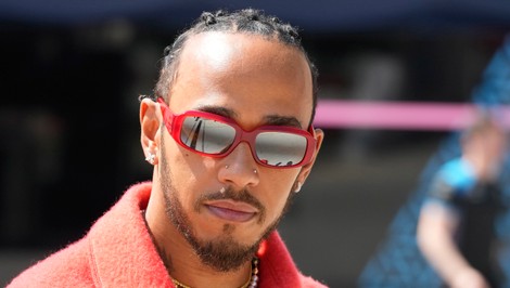 Hamilton bude jazdiť za Ferrari. Výzva pre šampióna a akcie Ferrari na maxime