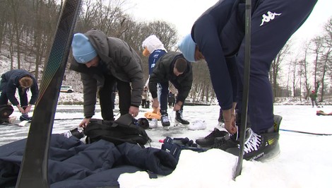 Hokejisti Slovana vymenili štadión za rybník, zahrali si na Železnej studničke