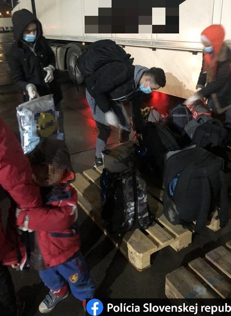 Polícia zadržala nelegálnych migrantov, boli medzi nimi aj deti.