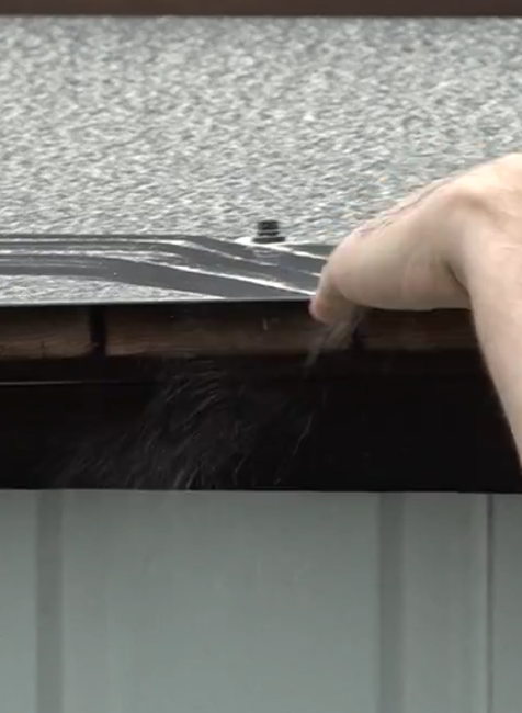 Piliny na streche domu