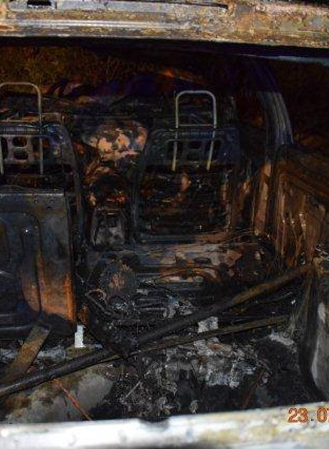 Tínedžeri narazili s autom do stromu. Vozidlo skončilo celé v plameňoch