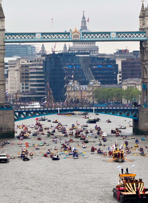 kráľovná Alžbeta II. oslavy Tower Bridge lode