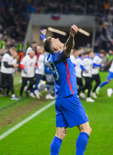 Futbalisti Slovenska postúpili na majstrovstvá Európy po tom, ako na Tehelnom poli zdolali Island 4:2