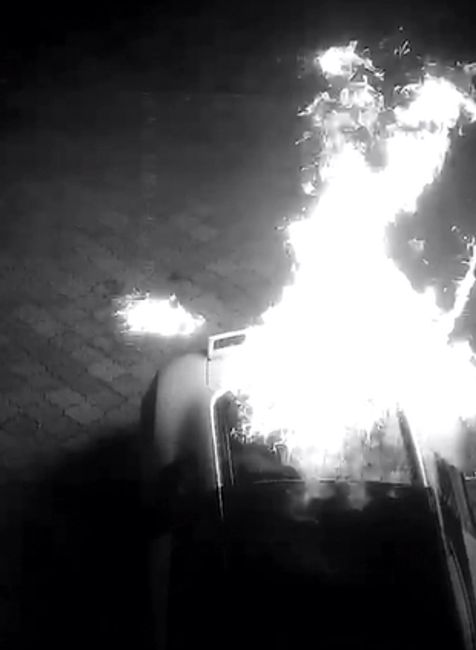 Dvaja maskovaní muži podpálili luxusné auto