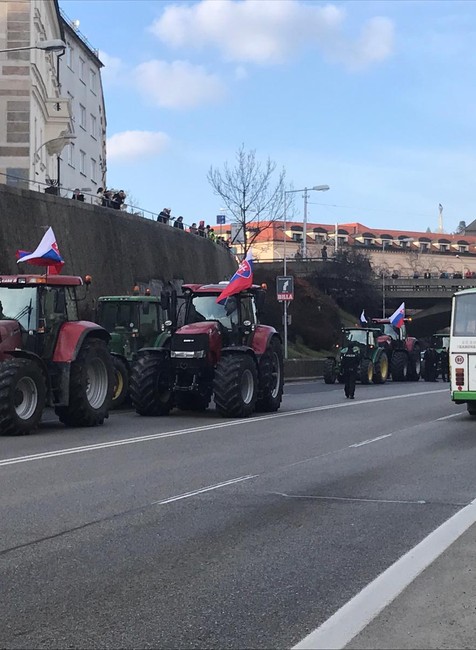 Farmári zablokovali cestu na Staromestskej ulici