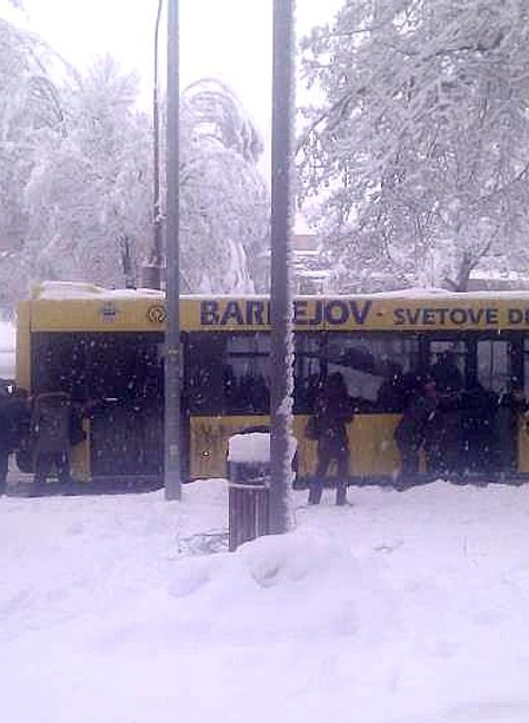 Kalamita/Hlavná stanica v Bardejove/ľudia tlačia autobus