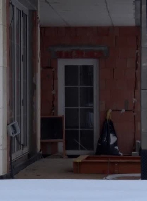 Dom ešte ani nestihli dokončiť a už sa im do neho vlámali. Zlodeji sa na miesto činu vrátili