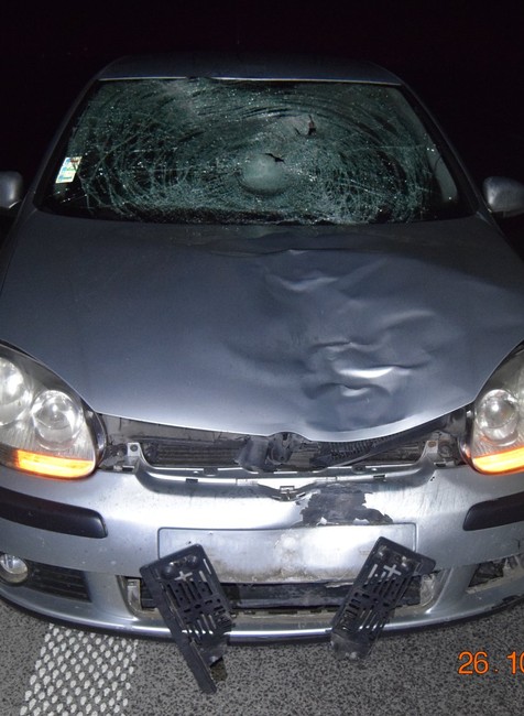 Polícia vyšetruje nočnú nehodu. O život prišiel chodec, ktorý išiel v strede jazdného pruhu