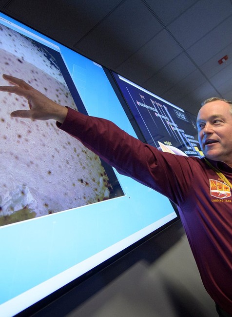 Úspešná operácia NASA. Sonda po pristáti na Marse, otvorila panely