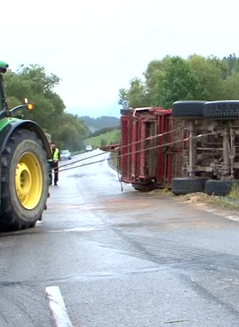 [multi] Prevrátený traktor 1584