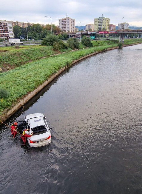 Auto sa zrútilo do rieky