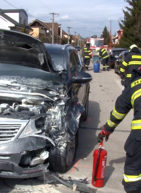 Muž z Považia zničil viaceré autá