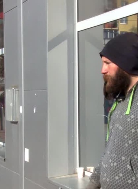 [multi] Policajt zbil bezdomovca 155