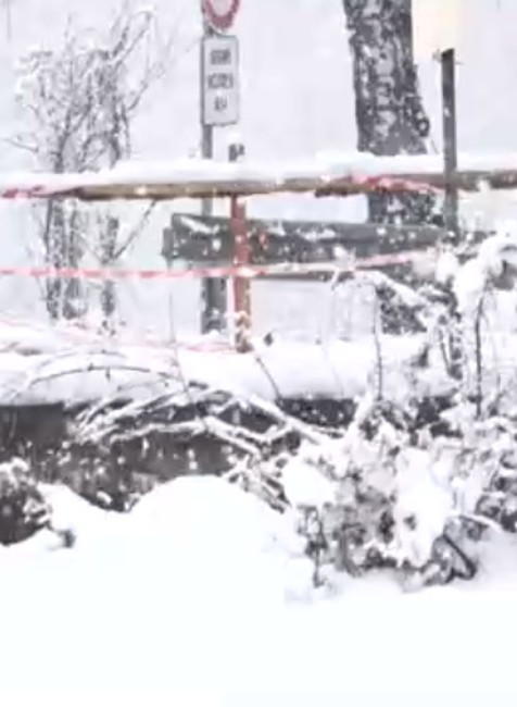 Dievča po nehode skončila s prevráteným autom v potoku. Zakliesnená visela dole hlavou